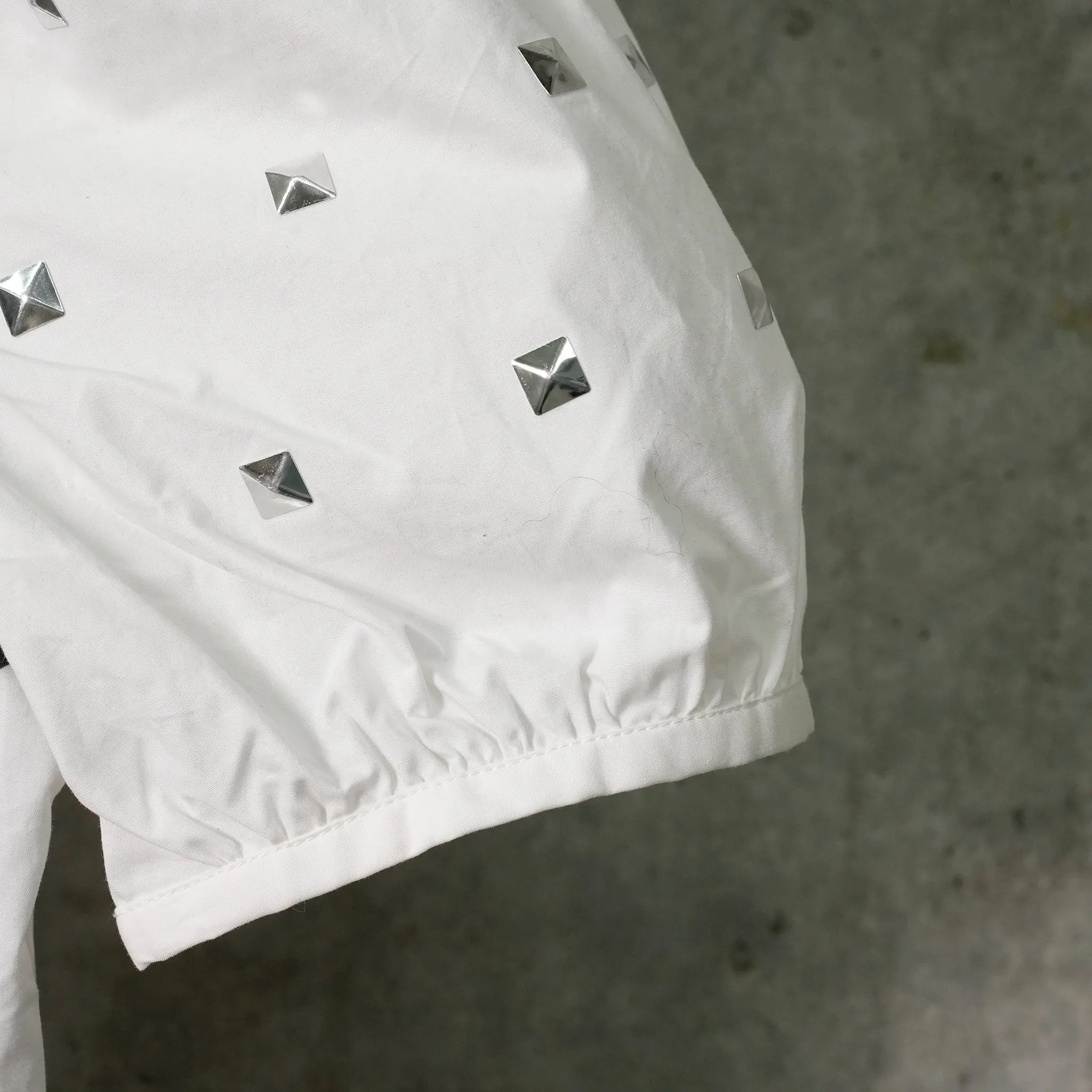 STARRY FLORAL FITTED SHIRT / WHITE/BLACK